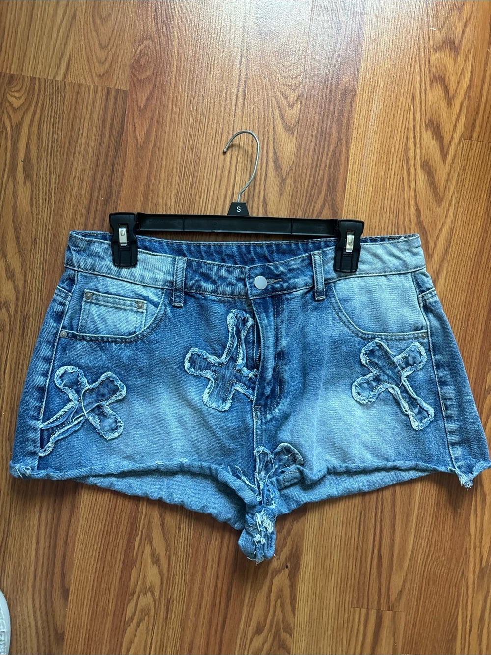 SHEIN Light Blue Distressed Cross-Appliqué Denim Shorts